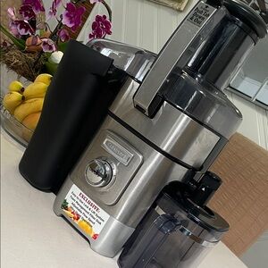 Cuisinart Stainless Steel Juice Extractor with Black Accents
